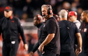 O drama dos bastidores que levou Kyle Whittingham a fugir de Utah para Michigan O técnico do Utah, Kyle Whittingham, usando fones de ouvido na linha lateral.