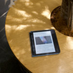 Kobo Libra cor em preto sobre fundo branco