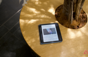 O e-reader colorido que uso todos os dias agora está ainda melhor com seu novo preço baixo Kobo Libra cor em preto sobre fundo branco