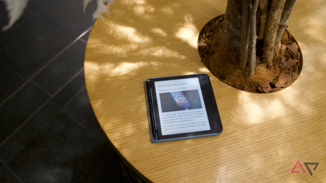 Kobo Libra cor em preto sobre fundo branco