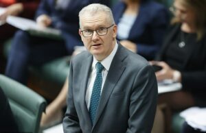 O esconderijo da Austrália para desertores iranianos está COMPROMETIDO – quando uma das mulheres repentinamente muda de ideia e pede ajuda Tony Burke (foto) revelou que o esconderijo dos jogadores iranianos foi comprometido