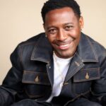 O especial de comédia 'Nostalgia' de Kountry Wayne aborda o que todos nós sentimos falta dos anos 90