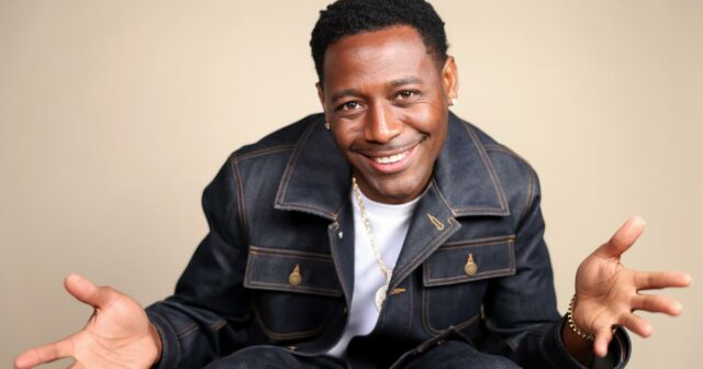 O especial de comédia 'Nostalgia' de Kountry Wayne aborda o que todos nós sentimos falta dos anos 90
