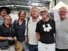 O espírito rural brilha enquanto Woolorama atrai grandes multidões e uma comunidade forte John (à esquerda) e Karen Thomson, Wagin, Caroline e Todd Duggan, Yerecoin, e Lena e John Schmidt, Perth.