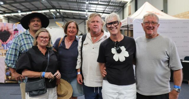 John (à esquerda) e Karen Thomson, Wagin, Caroline e Todd Duggan, Yerecoin, e Lena e John Schmidt, Perth.