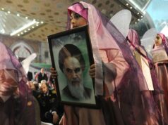 O estado ideológico do Irão: fé, medo e favores alimentam a sua vasta rede de propaganda e patrocínio O estado ideológico do Irão: fé, medo e favores alimentam a sua vasta rede de propaganda e patrocínio