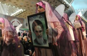 O estado ideológico do Irão: fé, medo e favores alimentam a sua vasta rede de propaganda e patrocínio O estado ideológico do Irão: fé, medo e favores alimentam a sua vasta rede de propaganda e patrocínio