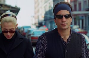 O estilo de John F. Kennedy Jr. está em toda parte. Mas ele pode receber o crédito por isso? JFK Jr. e Blair Underwood com sua ex-esposa, Desiree DaCosta.