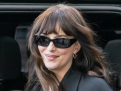 O estilo de bolsa branca de US $ 18 de Dakota Johnson é a maneira perfeita de tocar na primavera Cindy Crawford