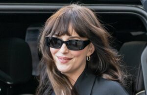 O estilo de bolsa branca de US $ 18 de Dakota Johnson é a maneira perfeita de tocar na primavera Cindy Crawford
