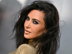 O estilo de bolsa de garota rica de Kim Kardashian faz qualquer roupa parecer cara LOS ANGELES, CALIFÓRNIA - 02 DE DEZEMBRO: Kris Jenner no 20º aniversário da L'Or√©al Paris Women of Worth no Academy Museum of Motion Pictures em 02 de dezembro de 2025 em Los Angeles, Califórnia. (Foto de Maya Dehlin Spach/FilmMagic)