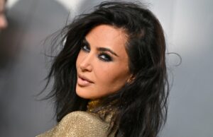 O estilo de bolsa de garota rica de Kim Kardashian faz qualquer roupa parecer cara LOS ANGELES, CALIFÓRNIA - 02 DE DEZEMBRO: Kris Jenner no 20º aniversário da L'Or√©al Paris Women of Worth no Academy Museum of Motion Pictures em 02 de dezembro de 2025 em Los Angeles, Califórnia. (Foto de Maya Dehlin Spach/FilmMagic)