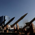 A cena em que um míssil balístico disparado do Irã atingiu Bet Shemesh, centro de Israel, causando grandes danos, 1º de março de 2026 (crédito: YONATAN SINDEL/FLASH90)