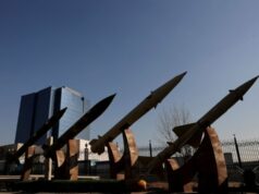 O ex-chefe da Marinha de Israel diz: ‘Eles nos prometeram o inferno, mas foram considerados patéticos’ A cena em que um míssil balístico disparado do Irã atingiu Bet Shemesh, centro de Israel, causando grandes danos, 1º de março de 2026 (crédito: YONATAN SINDEL/FLASH90)