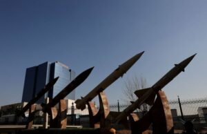 O ex-chefe da Marinha de Israel diz: ‘Eles nos prometeram o inferno, mas foram considerados patéticos’ A cena em que um míssil balístico disparado do Irã atingiu Bet Shemesh, centro de Israel, causando grandes danos, 1º de março de 2026 (crédito: YONATAN SINDEL/FLASH90)