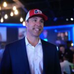 O ex-jogador de beisebol All-Star do Texas Rangers, Mark Teixeira, que está concorrendo ao Congresso, faz uma parada de campanha em San Antonio, sexta-feira, 13 de fevereiro de 2026. (AP Photo/Eric Gay)