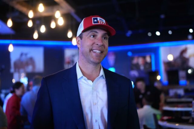 O ex-grande Yankees World Series, Mark Teixeira, vence a corrida O ex-jogador de beisebol All-Star do Texas Rangers, Mark Teixeira, que está concorrendo ao Congresso, faz uma parada de campanha em San Antonio, sexta-feira, 13 de fevereiro de 2026. (AP Photo/Eric Gay)