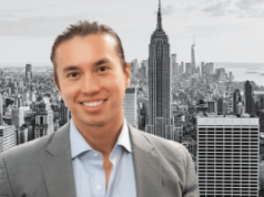 O ex-incorporador imobiliário de Nova York, Joshua Schuster, admite fraude de investidores e esquema de perdas em jogos de azar O ex-incorporador imobiliário de Nova York, Joshua Schuster, admite fraude de investidores e esquema de perdas em jogos de azar. Foto de Joshua Schuster, sorrindo em um terno cinza e camisa azul claro, posado em frente ao horizonte preto e branco da cidade de Nova York com o Empire State Building.