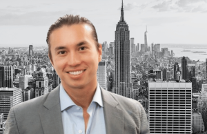 O ex-incorporador imobiliário de Nova York, Joshua Schuster, admite fraude de investidores e esquema de perdas em jogos de azar O ex-incorporador imobiliário de Nova York, Joshua Schuster, admite fraude de investidores e esquema de perdas em jogos de azar. Foto de Joshua Schuster, sorrindo em um terno cinza e camisa azul claro, posado em frente ao horizonte preto e branco da cidade de Nova York com o Empire State Building.