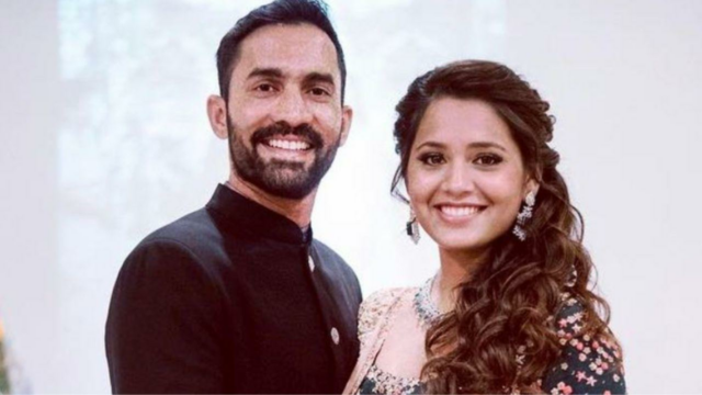 O ex-jogador de críquete Dinesh Karthik e sua esposa Dipika Pallikal dão as boas-vindas a uma menina
