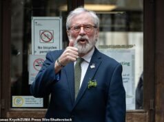 O ex-presidente do Sinn Fein, Gerry Adams, nega ter sido membro do IRA ao prestar depoimento no tribunal britânico pela primeira vez O ex-presidente do Sinn Fein, Gerry Adams, levanta o polegar ao chegar para seu histórico julgamento civil
