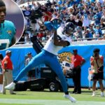 DJ Chark Jr. sai de campo contra o Houston Texans durante um jogo da NFL no NRG Stadium em 12 de setembro de 2021 em Houston, Texas.