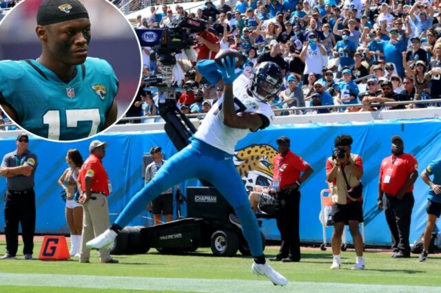 O ex-recebedor do Pro Bowl DJ Chark se aposenta da DJ Chark Jr. sai de campo contra o Houston Texans durante um jogo da NFL no NRG Stadium em 12 de setembro de 2021 em Houston, Texas.