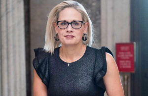 O ex-senador Kyrsten Sinema admite ter um caso com guarda-costas enquanto sua ex-esposa pede mais de US$ 75 mil em danos Yahoo news home