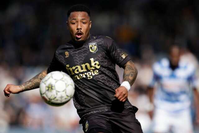 O ex-talento do Man Utd, Dillon Hoogewerf, elogiado pelo técnico, 'nunca experimentou nada assim' em 30 anos
