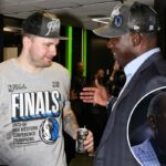 Luka Doncic e Michael Finley compartilham um momento após os Mavericks vencerem as finais da Conferência Oeste.