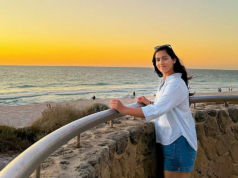 O fiandeiro indiano Vaishnavi Sharma está aproveitando o sol e a areia na Austrália O fiandeiro indiano Vaishnavi Sharma está aproveitando o sol e a areia na Austrália