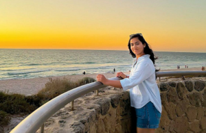O fiandeiro indiano Vaishnavi Sharma está aproveitando o sol e a areia na Austrália O fiandeiro indiano Vaishnavi Sharma está aproveitando o sol e a areia na Austrália