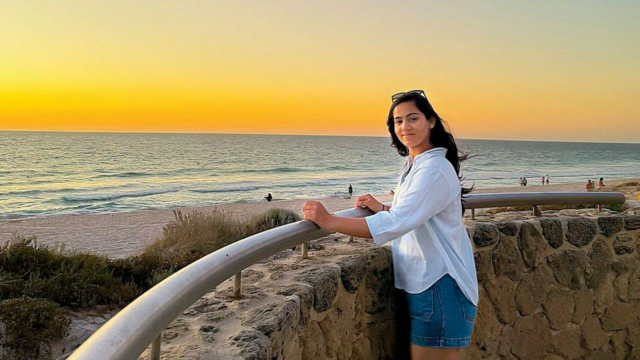 O fiandeiro indiano Vaishnavi Sharma está aproveitando o sol e a areia na Austrália
