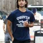 Bigi Jackson, filho do falecido Michael Jackson, foi flagrado almoçando com amigos em Los Angeles no domingo