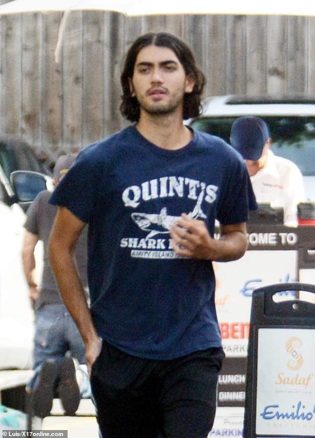 O filho de Michael Jackson, Bigi - ex-Cobertor - mostra Bigi Jackson, filho do falecido Michael Jackson, foi flagrado almoçando com amigos em Los Angeles no domingo