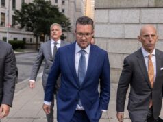 O fundador perdoado de Nikola, Trevor Milton, está tentando arrecadar US $ 1 bilhão para aviões movidos a IA Trevor Milton, founder of Nikola Corp., exits court in New York