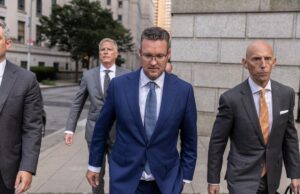 O fundador perdoado de Nikola, Trevor Milton, está tentando arrecadar US $ 1 bilhão para aviões movidos a IA Trevor Milton, founder of Nikola Corp., exits court in New York