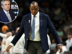 O futuro da UNC de Hubert Davis está no ar após o engasgo do March Madness enquanto os impulsionadores perdem a fé O técnico do Tar Heels da Carolina do Norte, Hubert Davis, assistindo a um jogo de basquete universitário masculino.