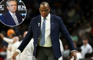 O futuro da UNC de Hubert Davis está no ar após o engasgo do March Madness enquanto os impulsionadores perdem a fé O técnico do Tar Heels da Carolina do Norte, Hubert Davis, assistindo a um jogo de basquete universitário masculino.