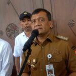 O governador de Java Central nega junto com o regente de Pekalongan durante o KPK OTT