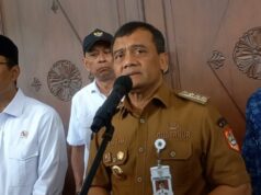 O governador de Java Central nega junto com o regente de Pekalongan durante o KPK OTT O governador de Java Central nega junto com o regente de Pekalongan durante o KPK OTT
