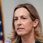 O governador democrata de NJ, Mikie Sherrill, assina lei que proíbe agentes do ICE de usar máscaras, DHS jura não cumprir