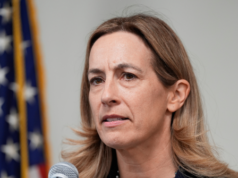 O governador democrata de NJ, Mikie Sherrill, assina lei que proíbe agentes do ICE de usar máscaras, DHS jura não cumprir O governador democrata de NJ, Mikie Sherrill, assina lei que proíbe agentes do ICE de usar máscaras, DHS jura não cumprir