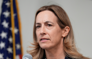O governador democrata de NJ, Mikie Sherrill, assina lei que proíbe agentes do ICE de usar máscaras, DHS jura não cumprir O governador democrata de NJ, Mikie Sherrill, assina lei que proíbe agentes do ICE de usar máscaras, DHS jura não cumprir