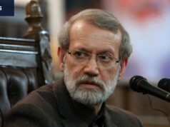 O governante de facto do Irão, Larijani, está morto. Pode não ser uma vitória para os EUA e Israel Ali Larijani, do Irã, acena enquanto apoiadores do Hezbollah jogam arroz para recebê-lo em Beirute durante uma visita ao Líbano em agosto de 2025.