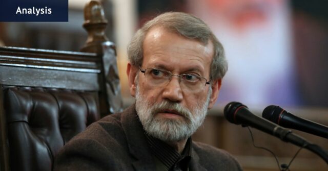 Ali Larijani, do Irã, acena enquanto apoiadores do Hezbollah jogam arroz para recebê-lo em Beirute durante uma visita ao Líbano em agosto de 2025.