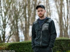 O herói que dissuadiu o suposto homem-bomba de explodir a maternidade fala pela primeira vez enquanto se prepara para receber a segunda maior medalha de bravura da Grã-Bretanha Nathan Newby (foto), 35 anos, de Leeds, West Yorkshire, convenceu Mohammad Farooq a não prosseguir com a atrocidade no Hospital St James's da cidade em 20 de janeiro de 2023