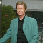 A BBC está planejando preencher a lacuna em forma de Glastonbury em sua programação com um grande concerto beneficente em homenagem ao falecido David Bowie (foto em 2003)