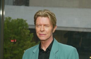 O hiato do festival de Glastonbury será preenchido com um “grande concerto de caridade em homenagem ao falecido David Bowie apresentando os maiores jovens artistas do mundo” – dez anos depois da trágica morte do cantor icônico A BBC está planejando preencher a lacuna em forma de Glastonbury em sua programação com um grande concerto beneficente em homenagem ao falecido David Bowie (foto em 2003)