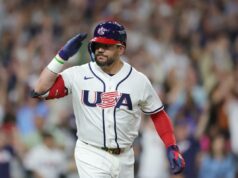 O home run de Kyle Schwarber impulsiona a equipe dos EUA sobre a Grã-Bretanha no WBC após um início lento Kyle Schwarber, do time dos Estados Unidos, saúda o banco de reservas depois de fazer um home run de duas corridas.